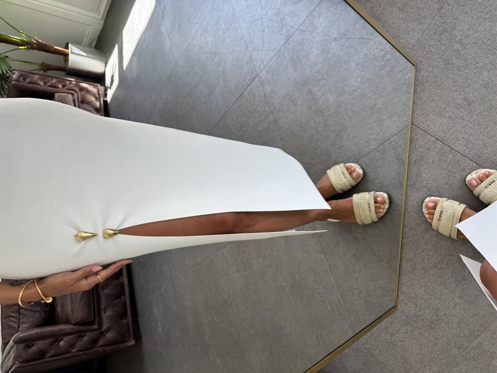 Beyaz Aksesuar Detaylı Yırtmaçlı Triko Elbise