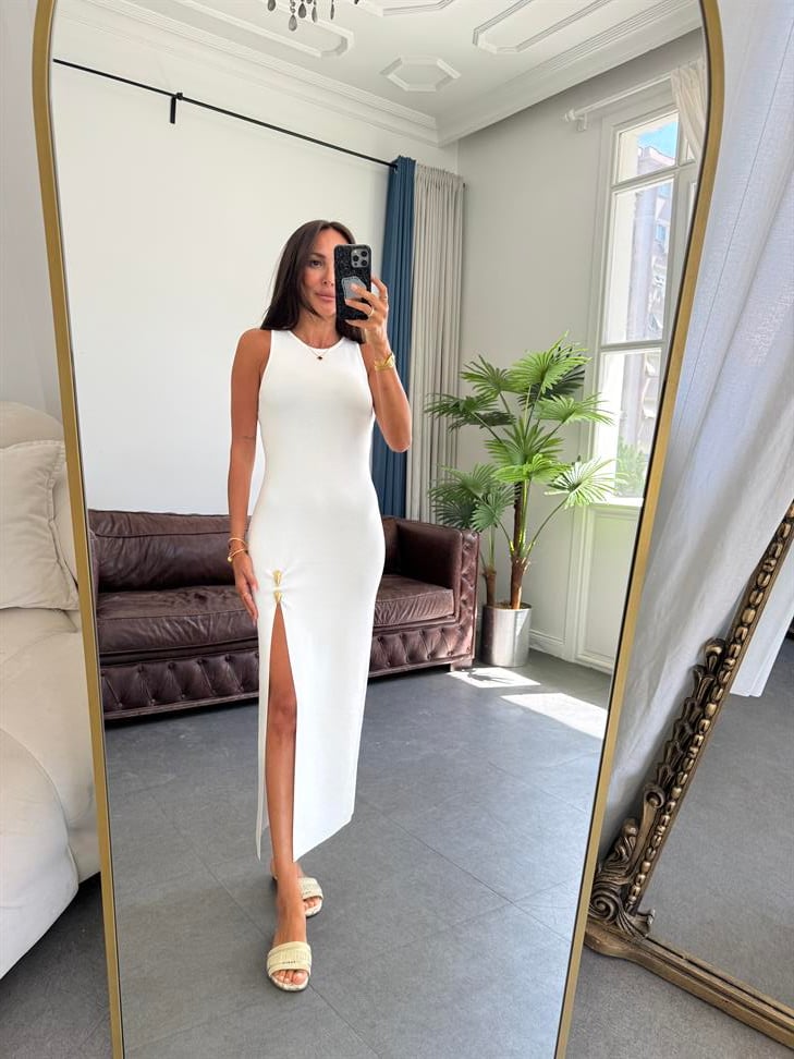 Beyaz Aksesuar Detaylı Yırtmaçlı Triko Elbise