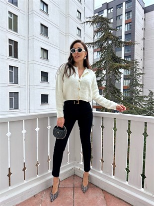 Beyaz Altın Renk Düğmeli Hırka
