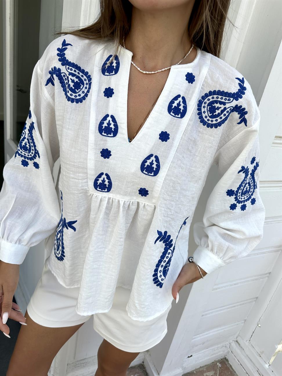 Beyaz Balon Kol Nakışlı Bluz