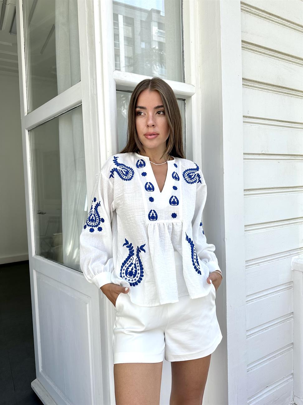 Beyaz Balon Kol Nakışlı Bluz