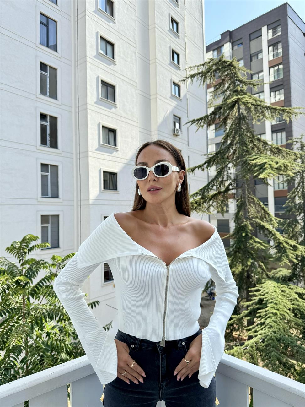 Beyaz Bardot Yaka Yırtmaç Detaylı Triko