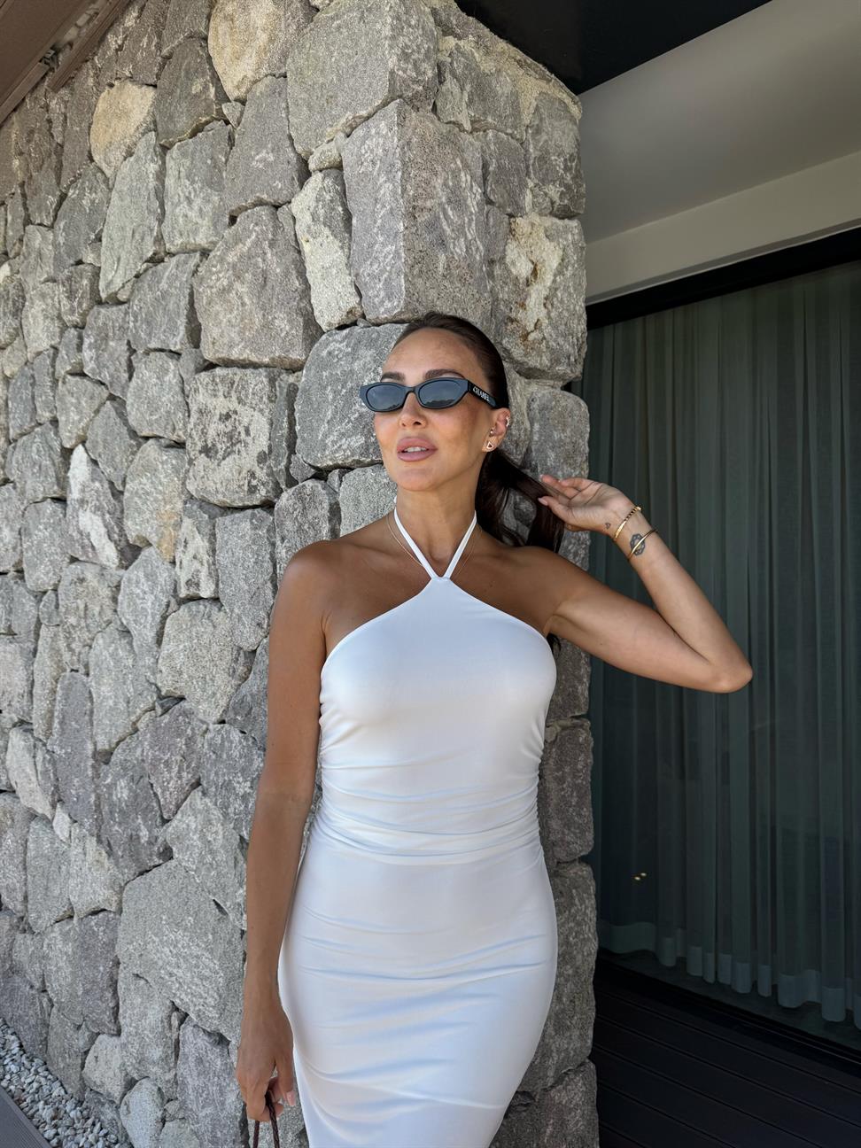 Beyaz Boyundan Bağlamalı Yırtmaçlı Elbise