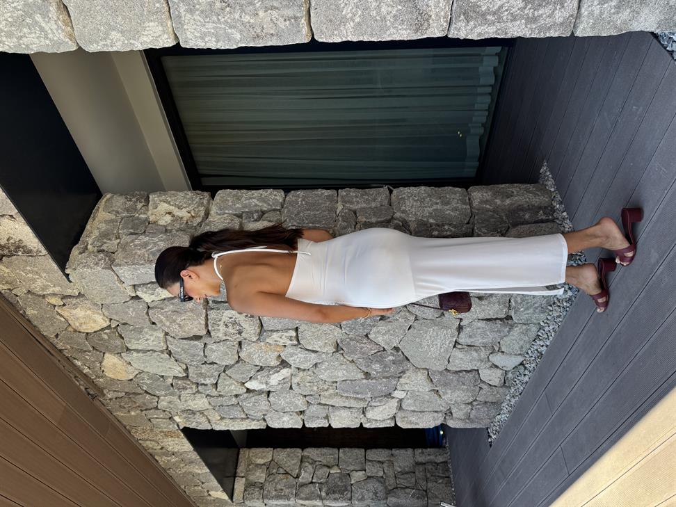 Beyaz Boyundan Bağlamalı Yırtmaçlı Elbise