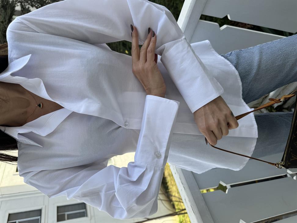 Beyaz Büzgü Detaylı Gömlek