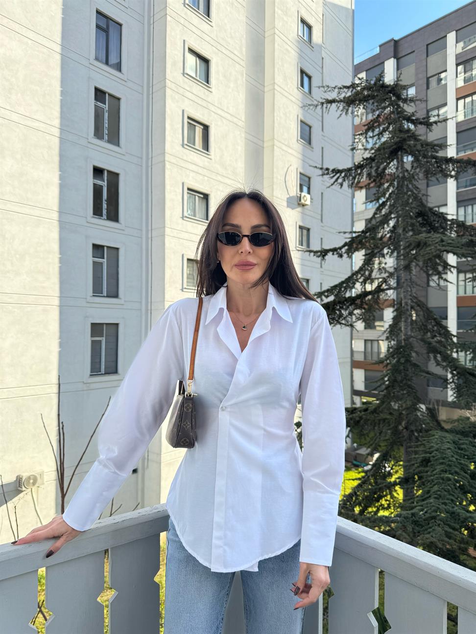 Beyaz Büzgü Detaylı Gömlek