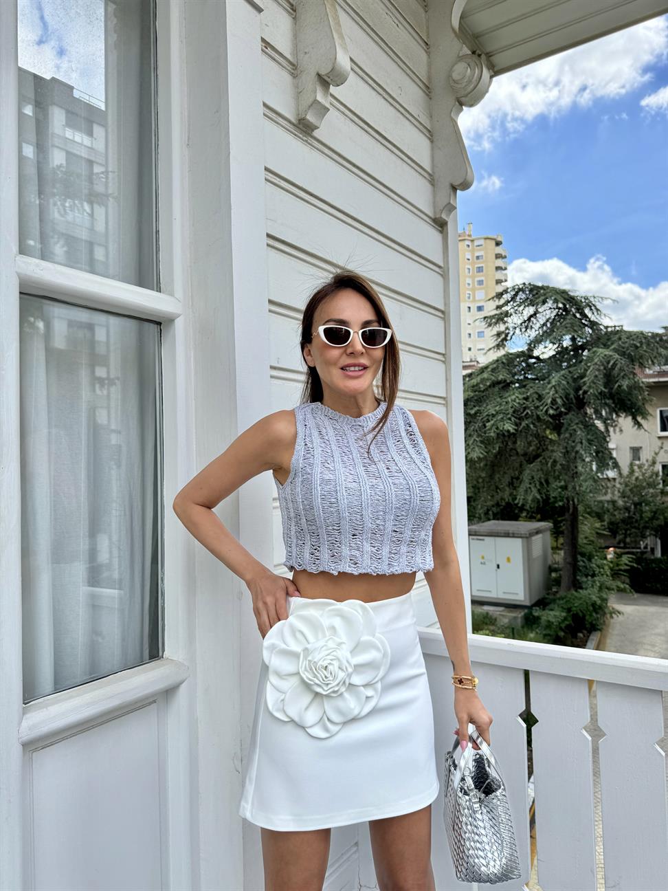 Beyaz Çiçek Detay Mini Etek