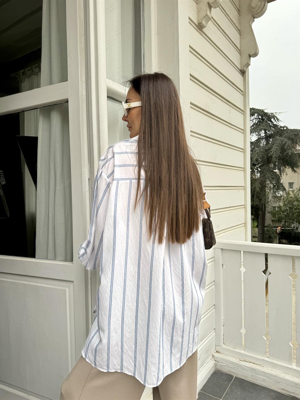 Beyaz Çizgili Oversize Gömlek