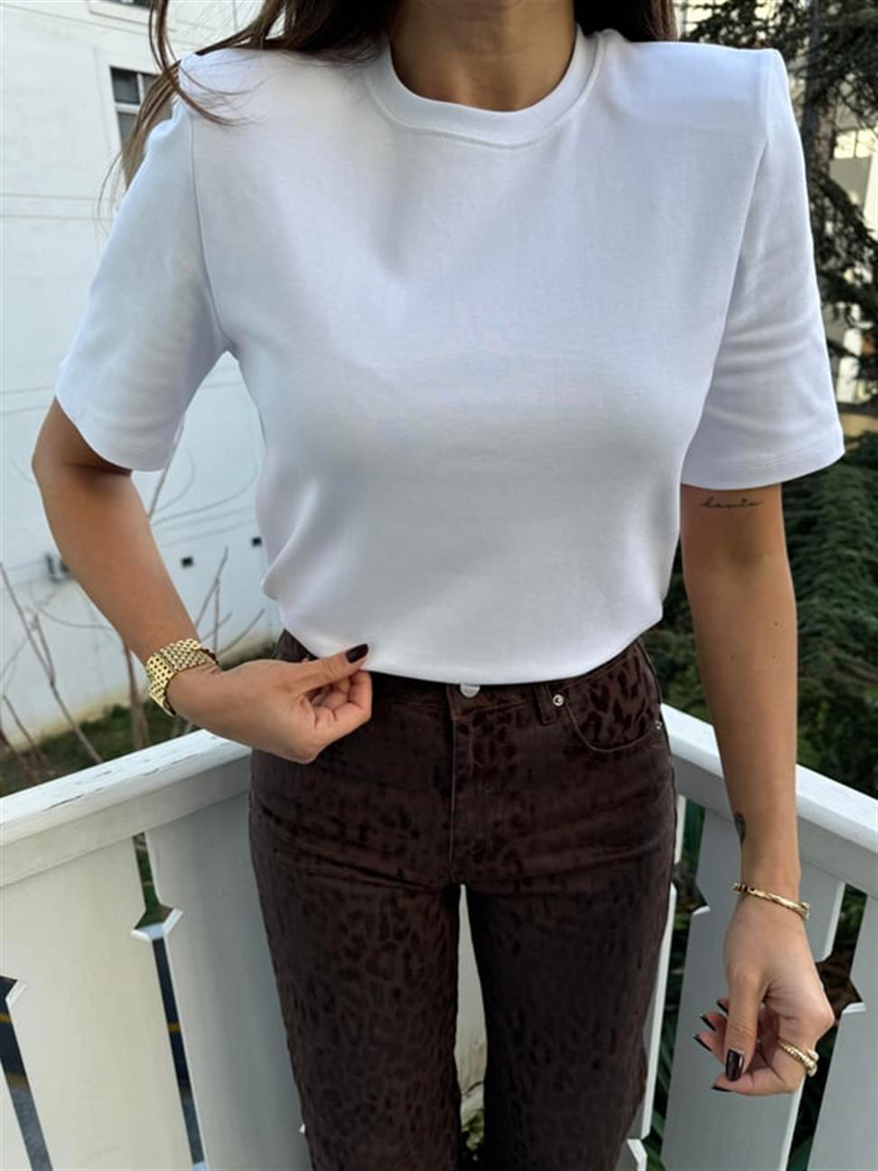 Beyaz Dekoratif Dikişli Bisiklet Yaka Tişört