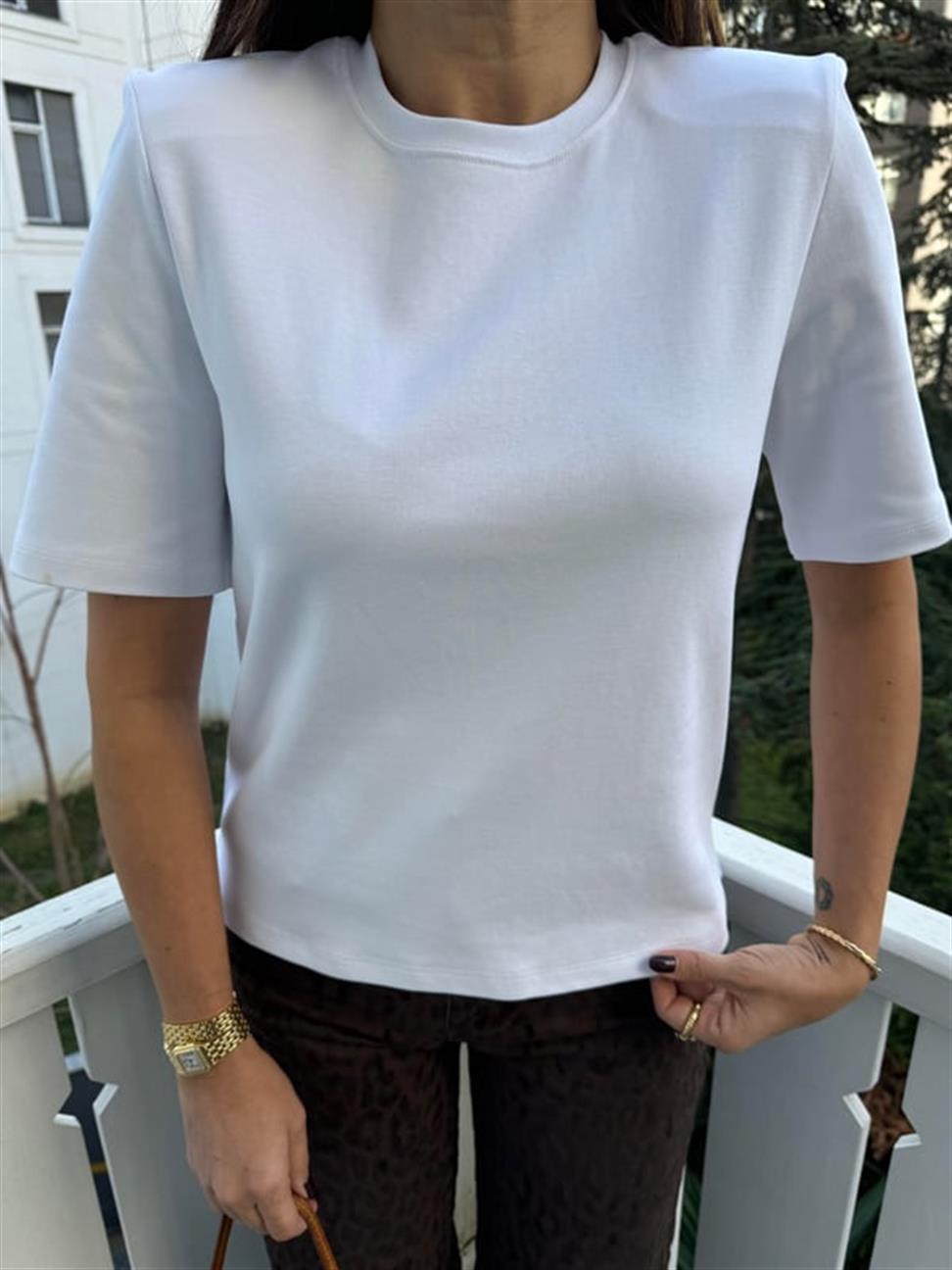 Beyaz Dekoratif Dikişli Bisiklet Yaka Tişört