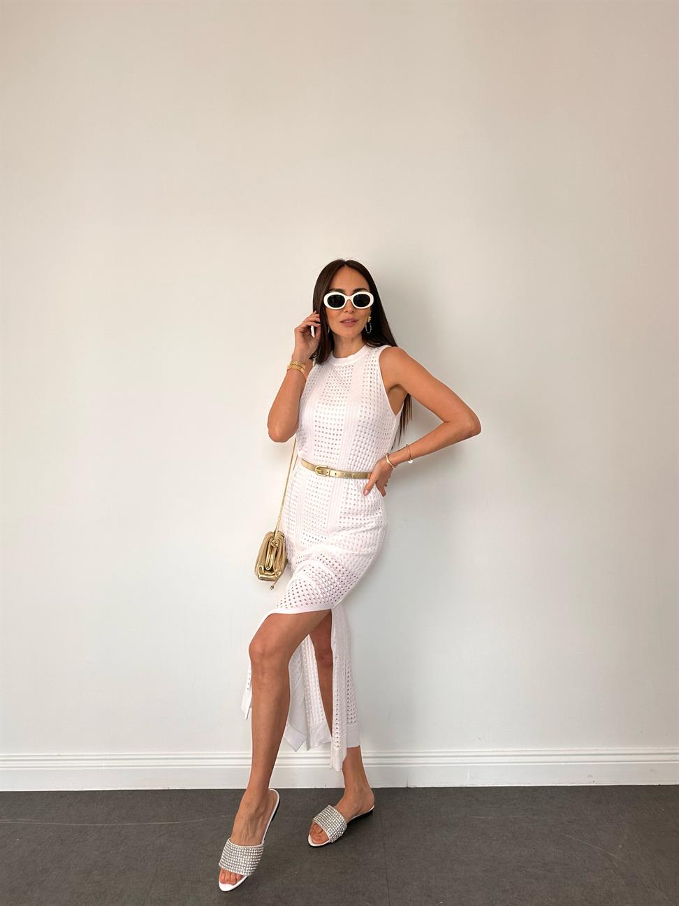 Beyaz Delikli Yırtmaçlı Triko Elbise