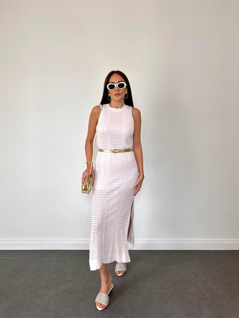 Beyaz Delikli Yırtmaçlı Triko Elbise
