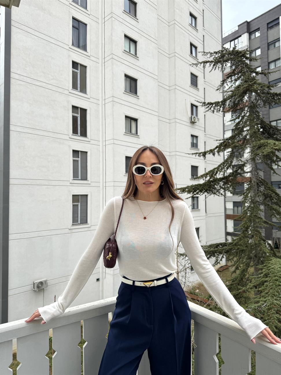 Beyaz Dik Yaka Yarı Transparan Triko