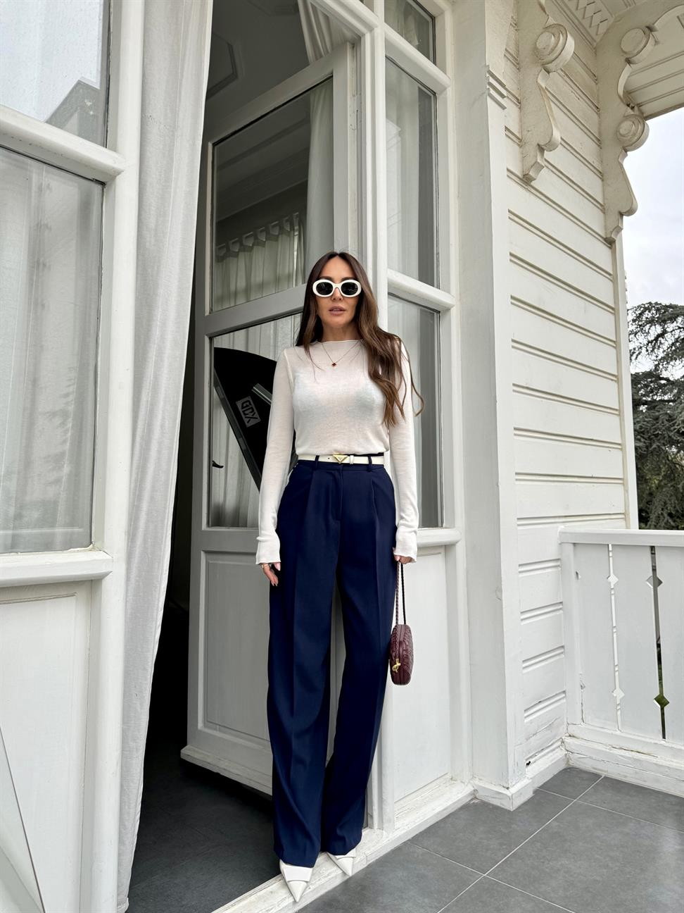 Beyaz Dik Yaka Yarı Transparan Triko