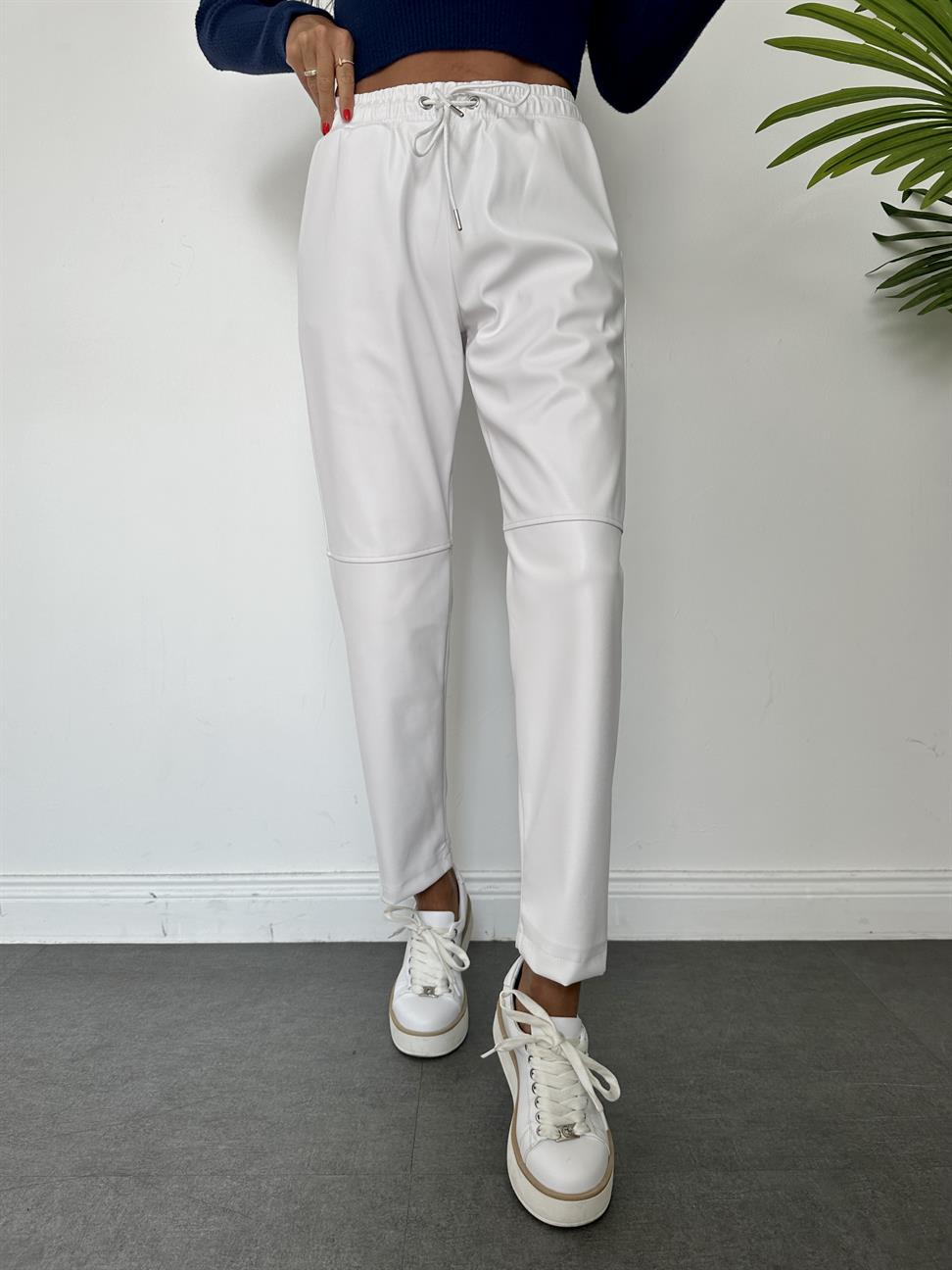 Beyaz Dizi Dikişli Bağcıklı ve Beli Lastikli Deri Pantolon