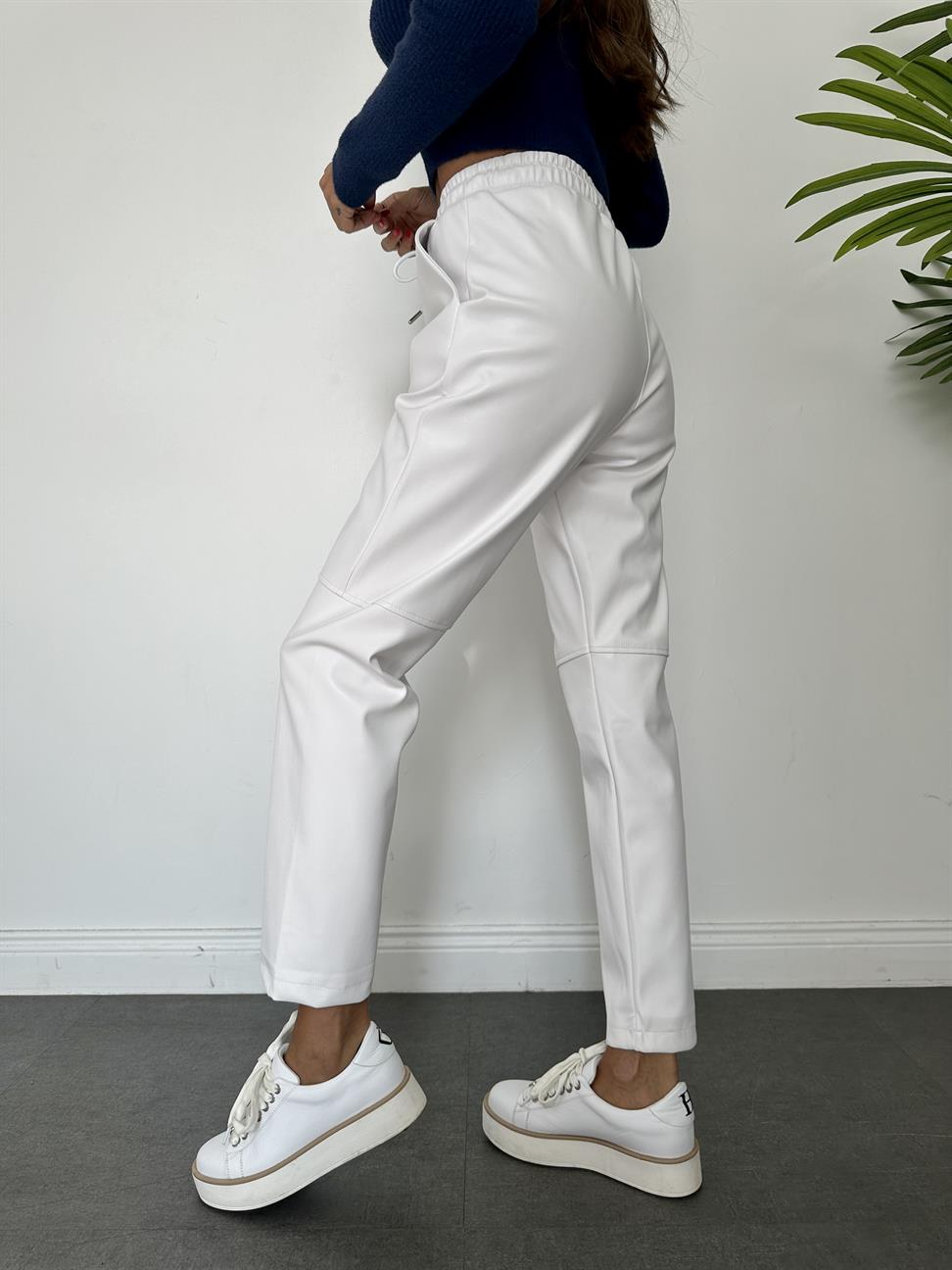 Beyaz Dizi Dikişli Bağcıklı ve Beli Lastikli Deri Pantolon