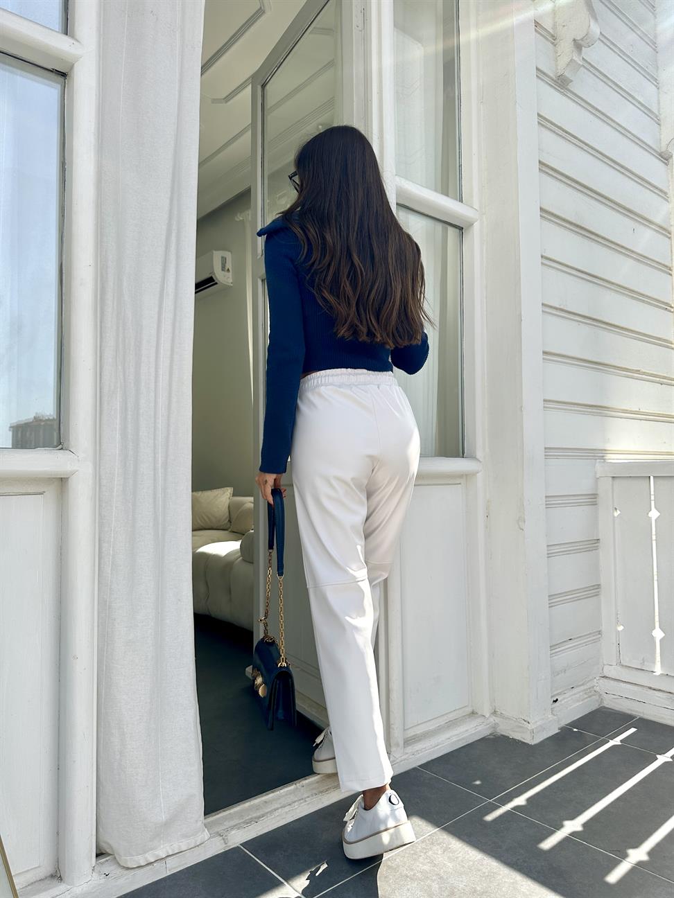 Beyaz Dizi Dikişli Bağcıklı ve Beli Lastikli Deri Pantolon