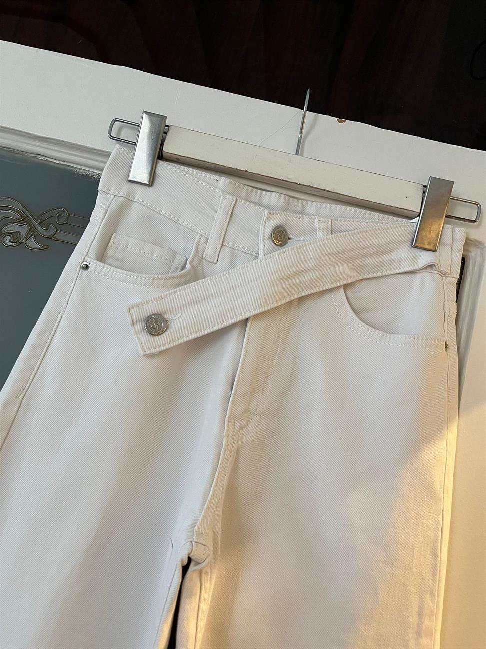 Beyaz Düğme Detaylı Jean Pantolon