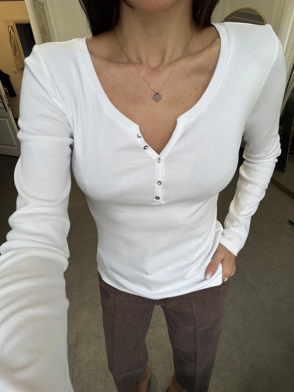 Beyaz Düğme Detaylı Uzun Kollu Top