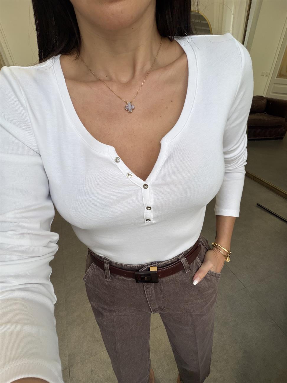 Beyaz Düğme Detaylı Uzun Kollu Top