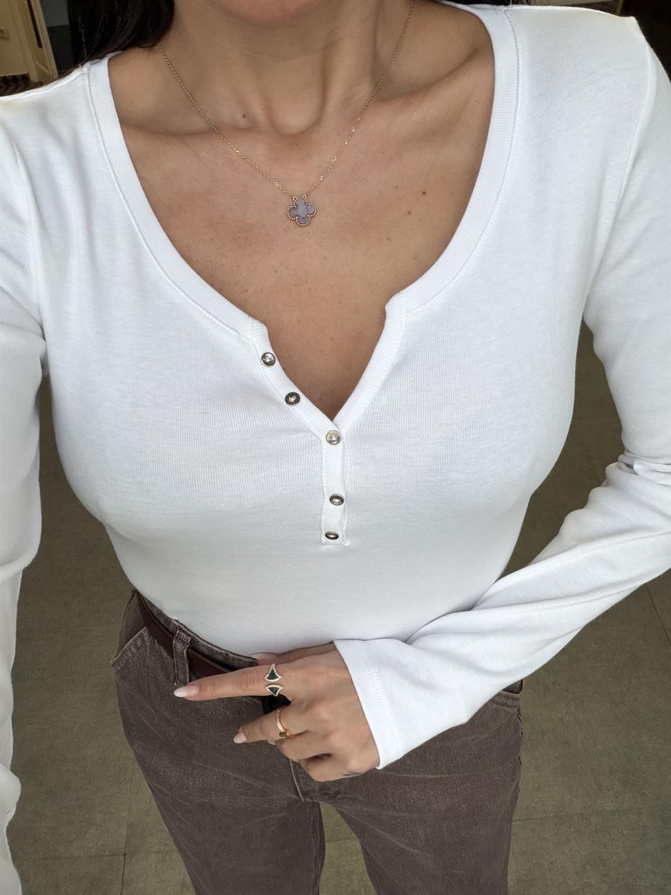 Beyaz Düğme Detaylı Uzun Kollu Top