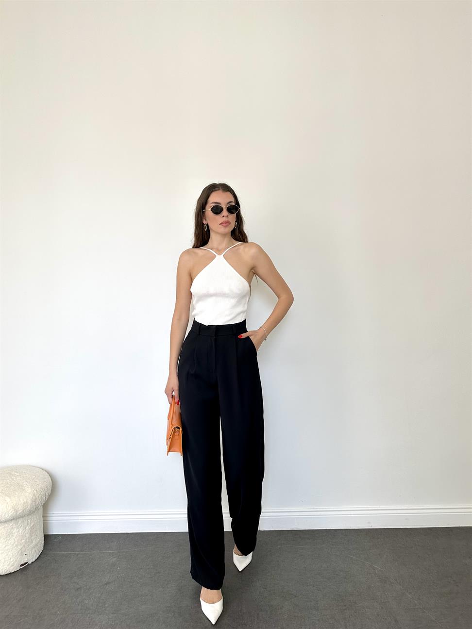 Beyaz Etek Ucu V Triko Atlet