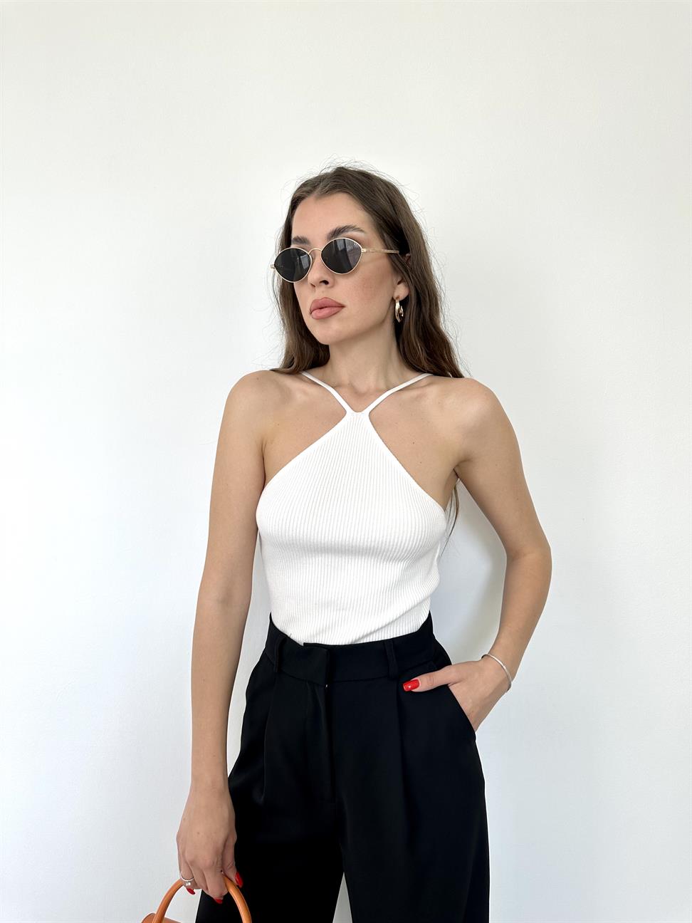 Beyaz Etek Ucu V Triko Atlet