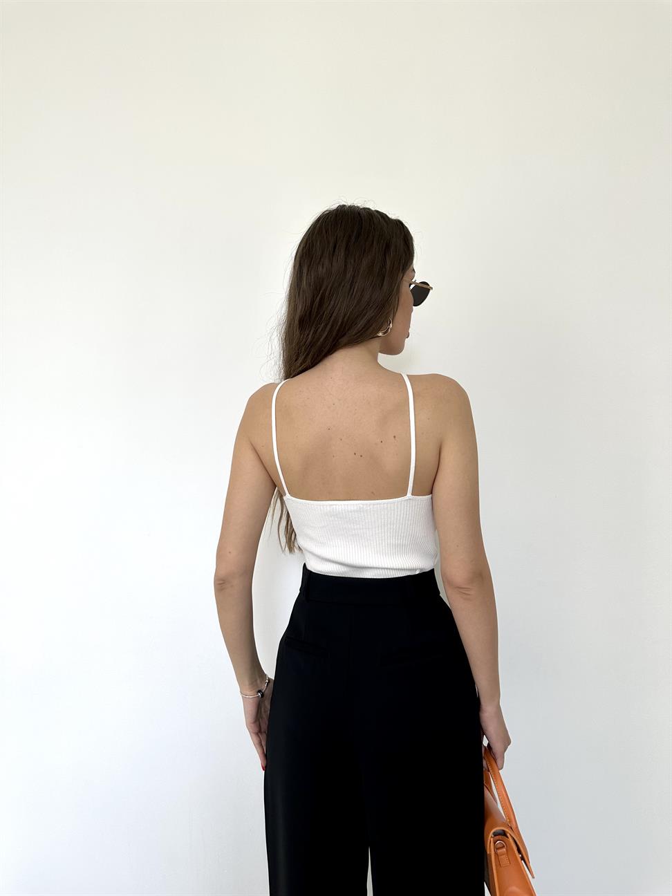 Beyaz Etek Ucu V Triko Atlet