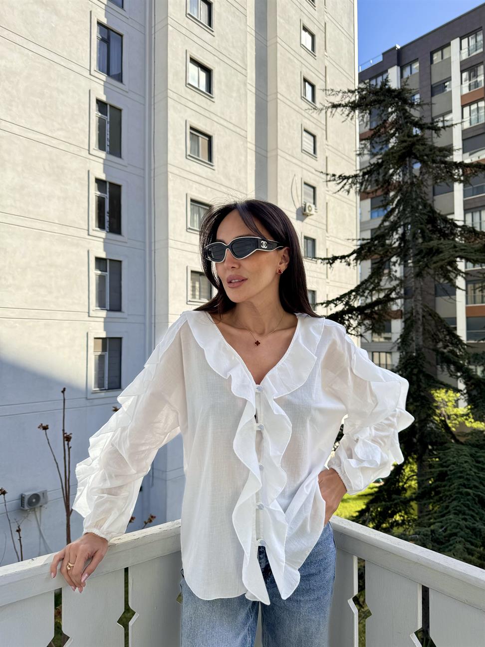 Beyaz Fırfırlı Gömlek