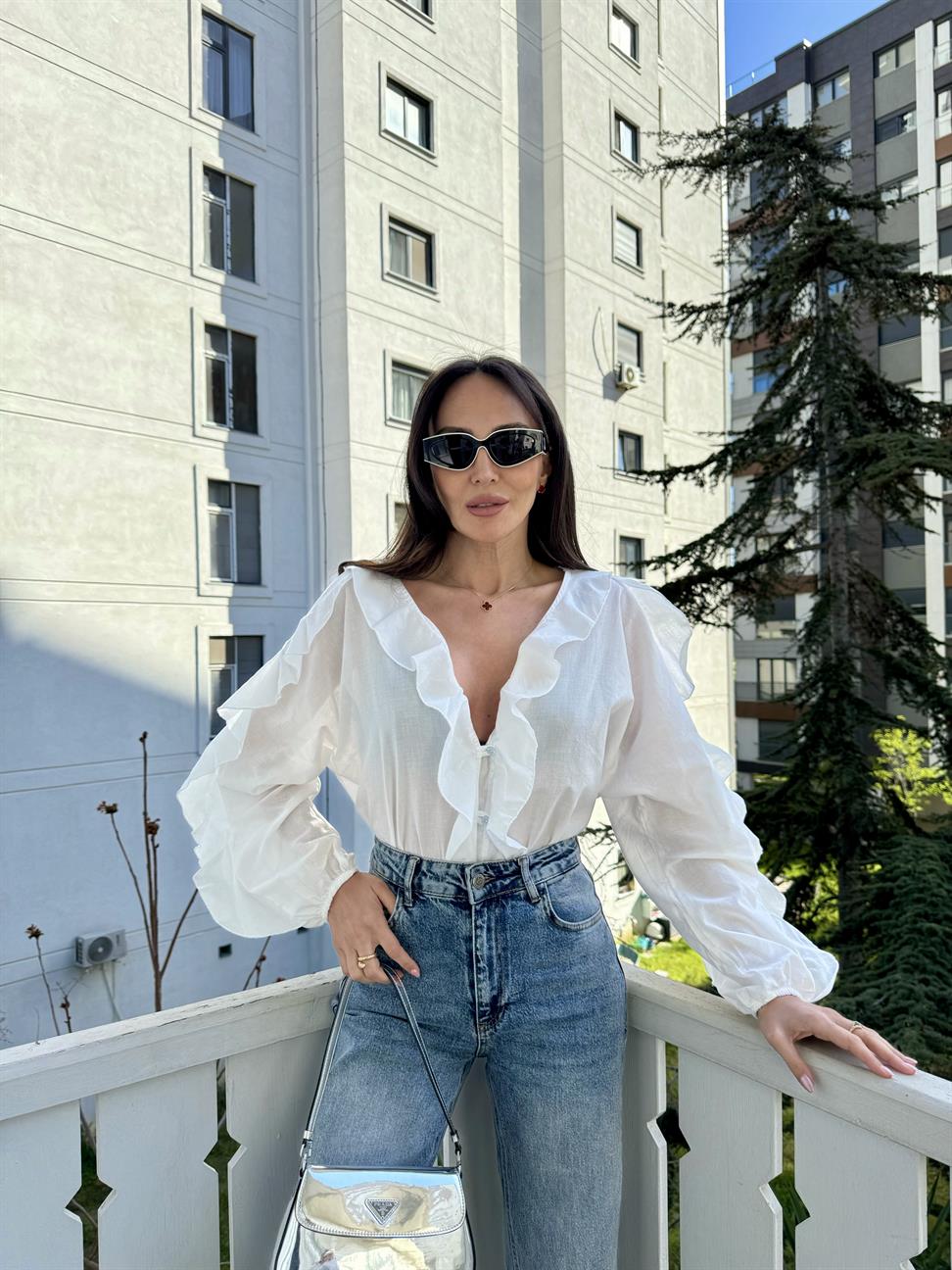 Beyaz Fırfırlı Gömlek