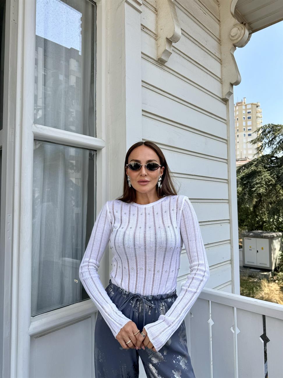 Beyaz Fitilli Taşlı Kazak