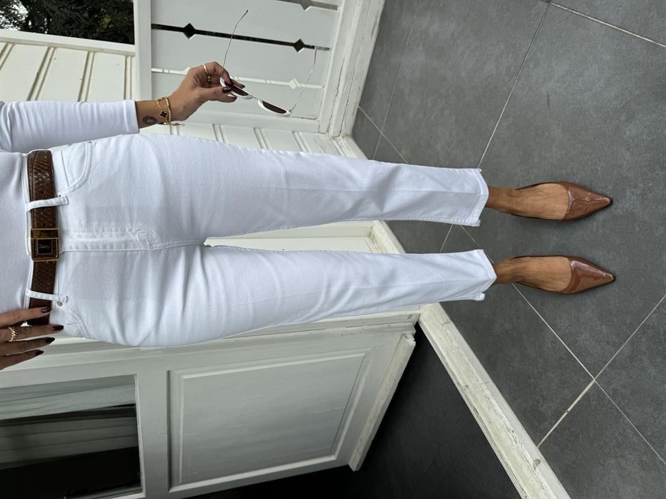 Beyaz Full Likralı Paça Detay Mom Fit Jean