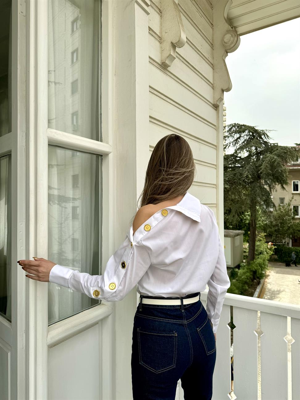 Beyaz Gold Düğme Detay Gömlek Bluz