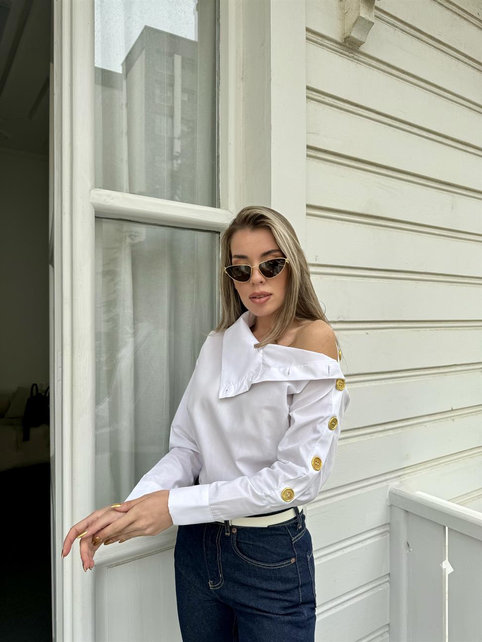 Beyaz Gold Düğme Detay Gömlek Bluz