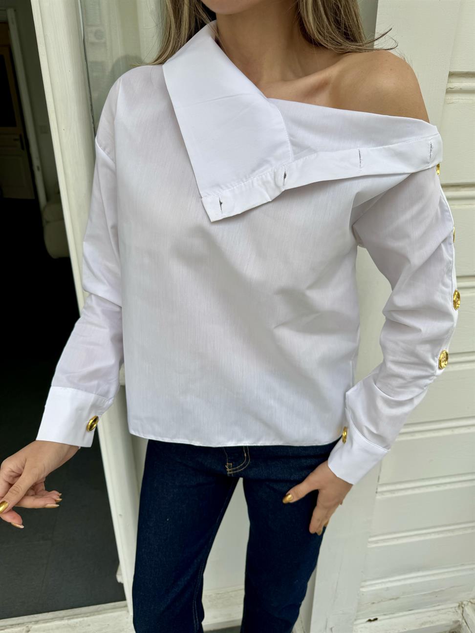 Beyaz Gold Düğme Detay Gömlek Bluz