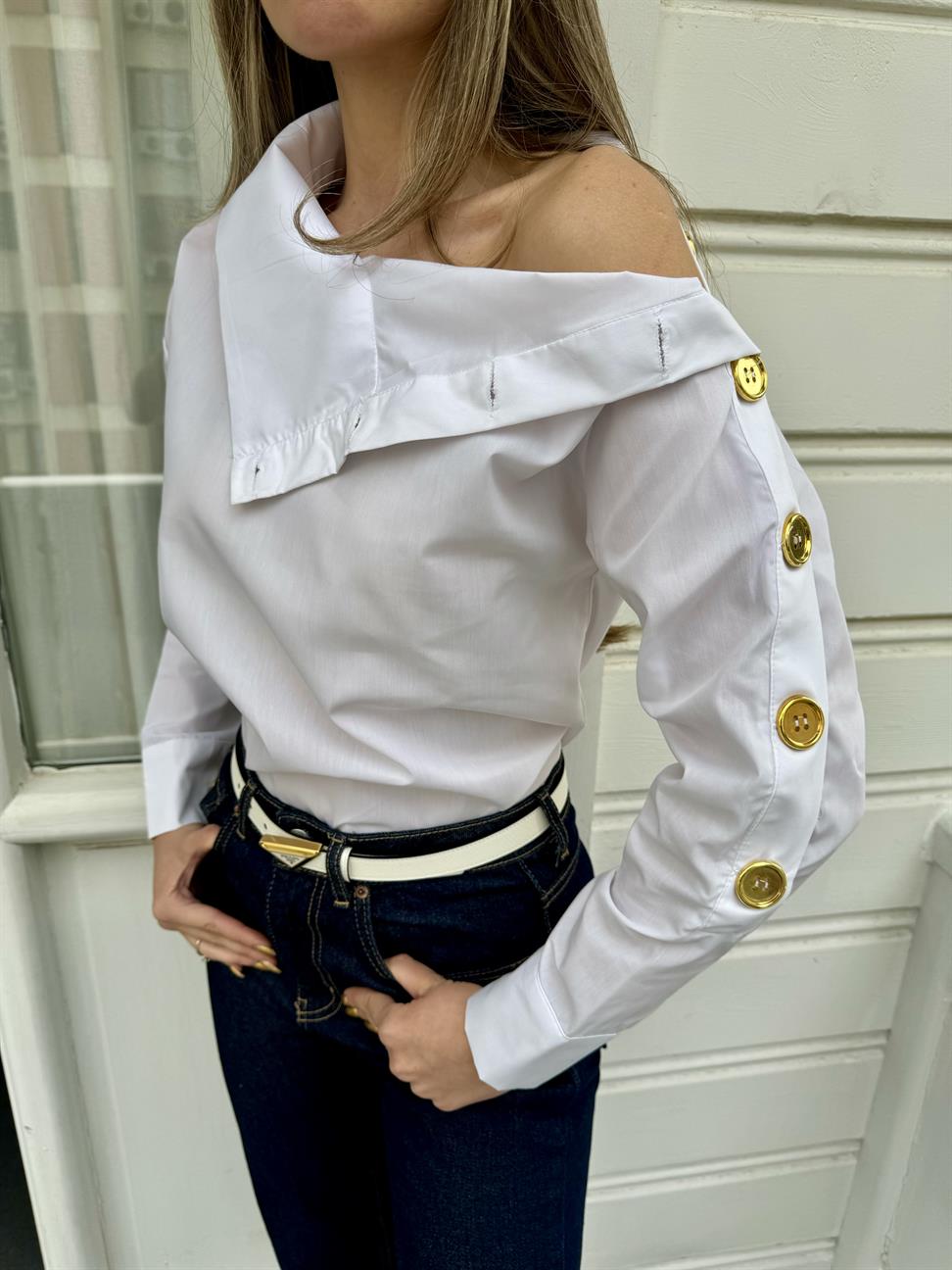Beyaz Gold Düğme Detay Gömlek Bluz