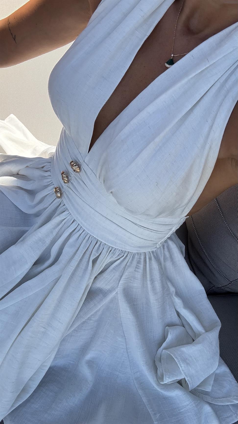 Beyaz Gold Düğmeli Boyundan Bağlamalı Elbise