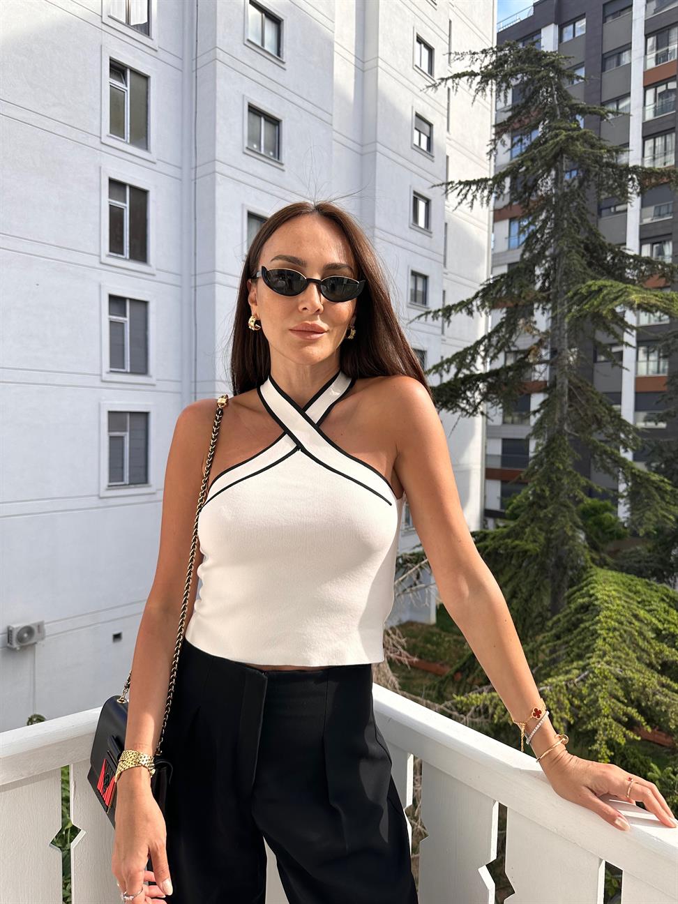 Beyaz İki Renkli Boyundan Çapraz Bağlamalı Bluz