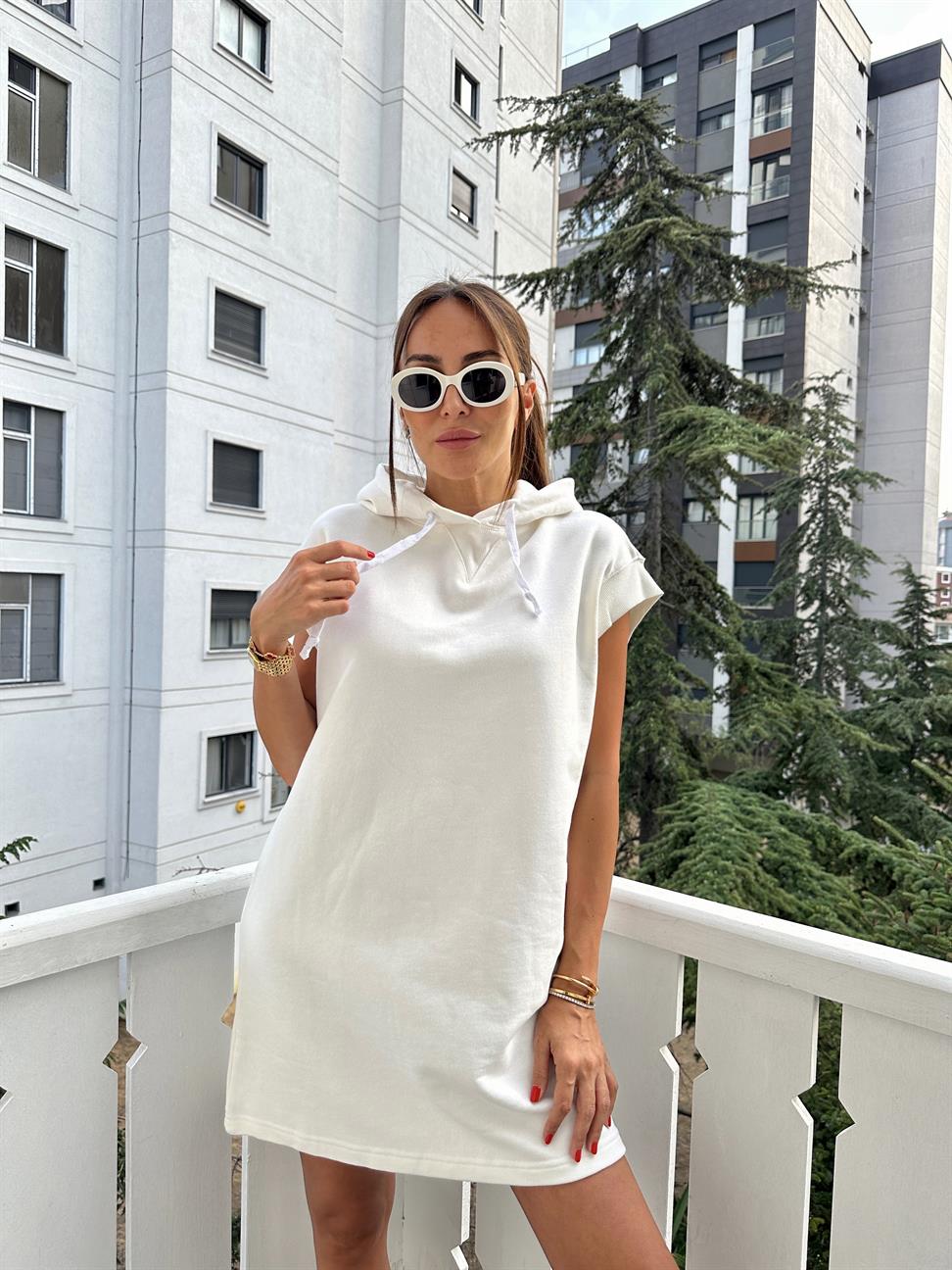 Beyaz Kapüşonlu Kolsuz Elbise