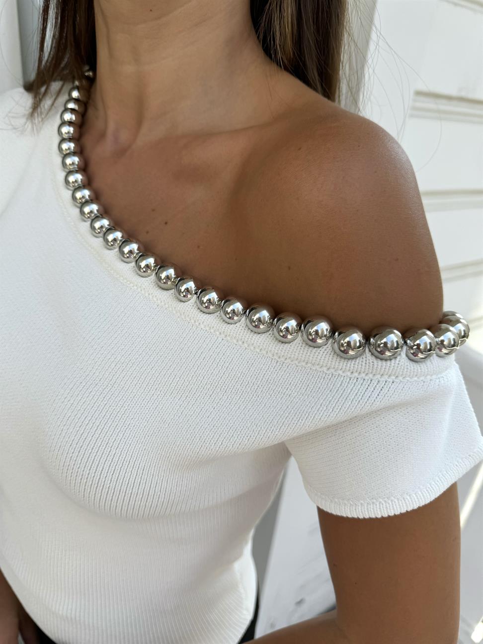 Beyaz Kayık Yaka Boncuklu Triko Bluz