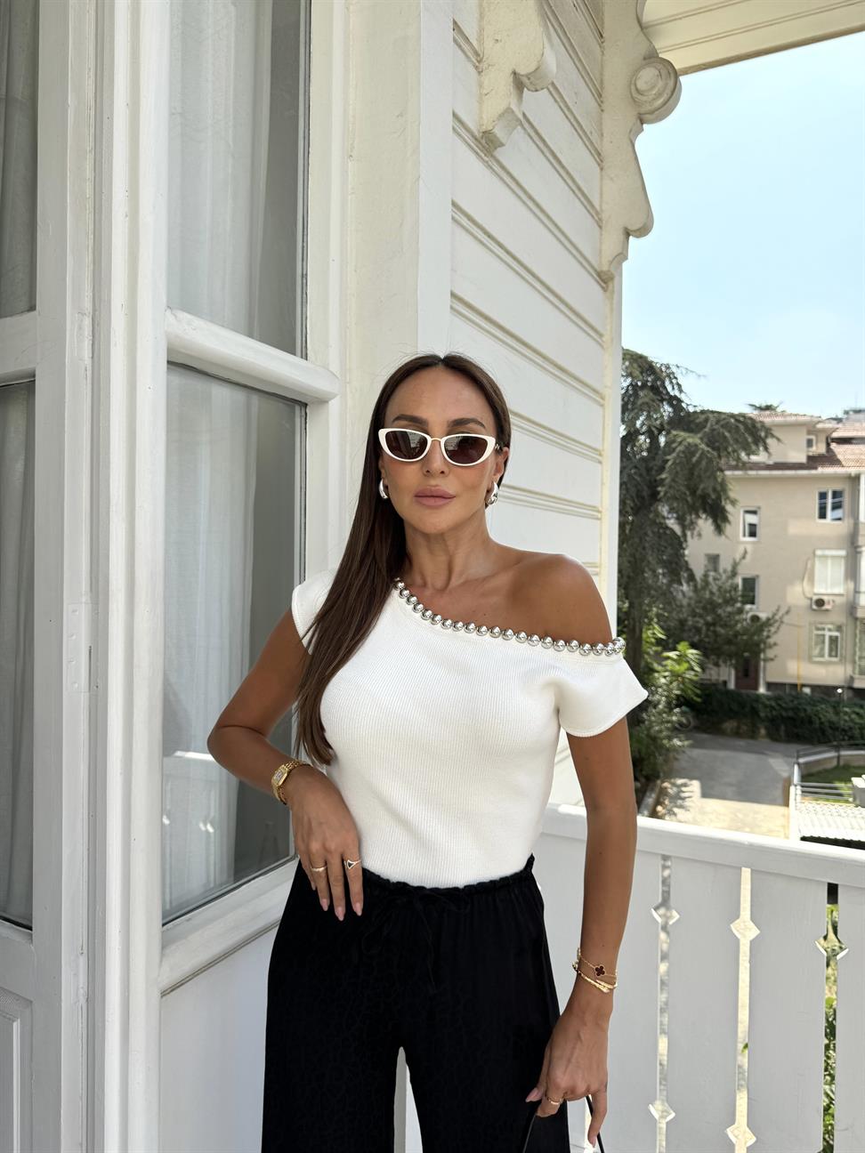 Beyaz Kayık Yaka Boncuklu Triko Bluz