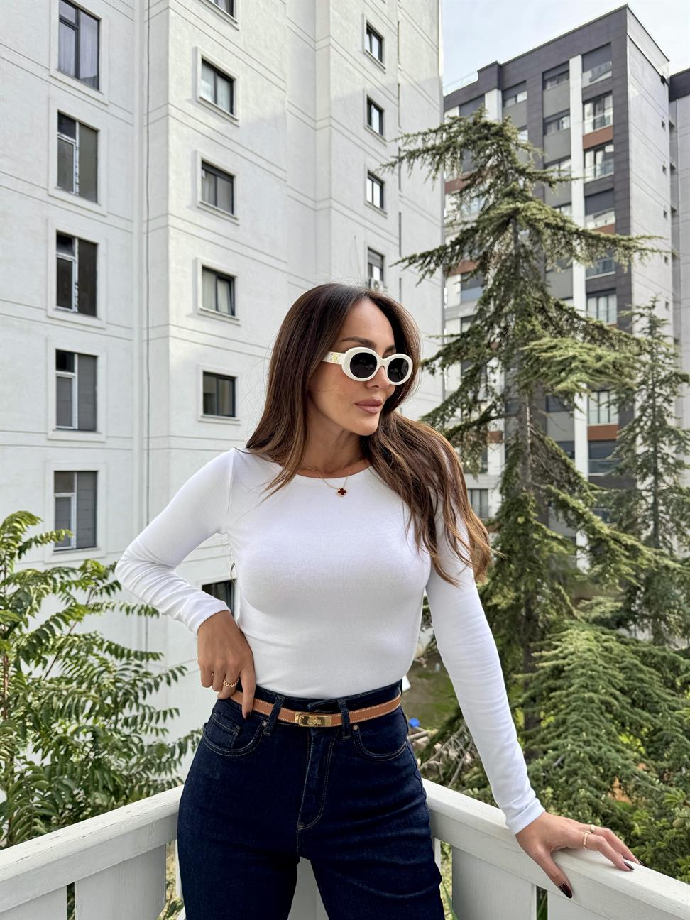 Beyaz Kayık Yaka Uzun Kollu Top