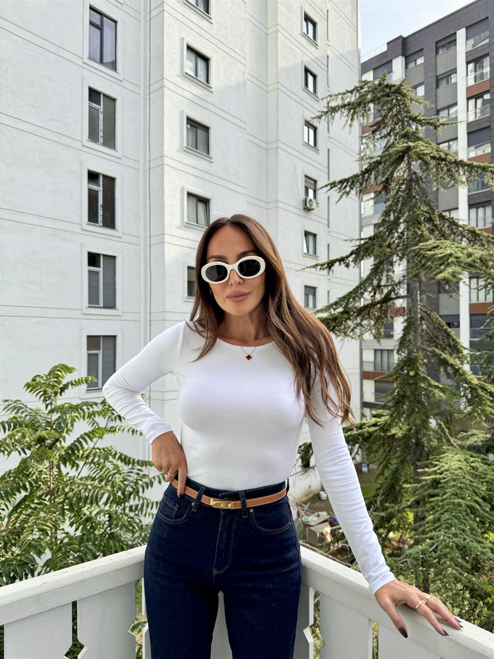 Beyaz Kayık Yaka Uzun Kollu Top