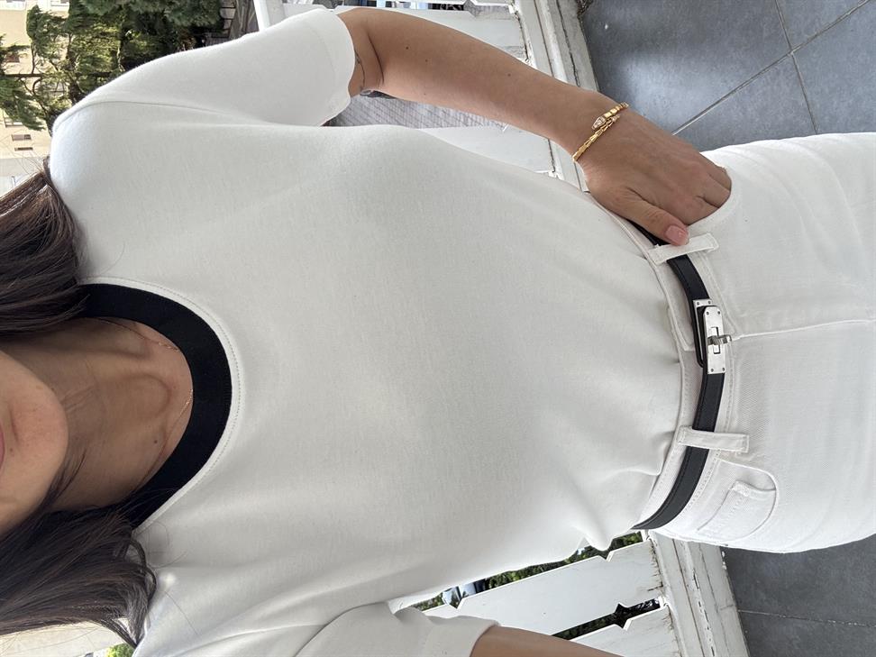 Beyaz Kısa Kollu Yakası Şeritli Tişört