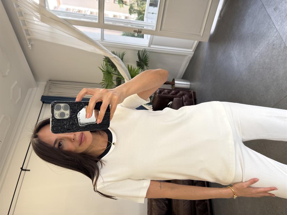 Beyaz Kısa Kollu Yakası Şeritli Tişört