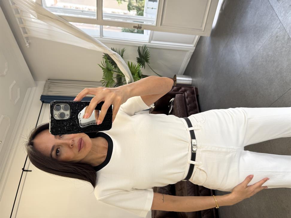 Beyaz Kısa Kollu Yakası Şeritli Tişört