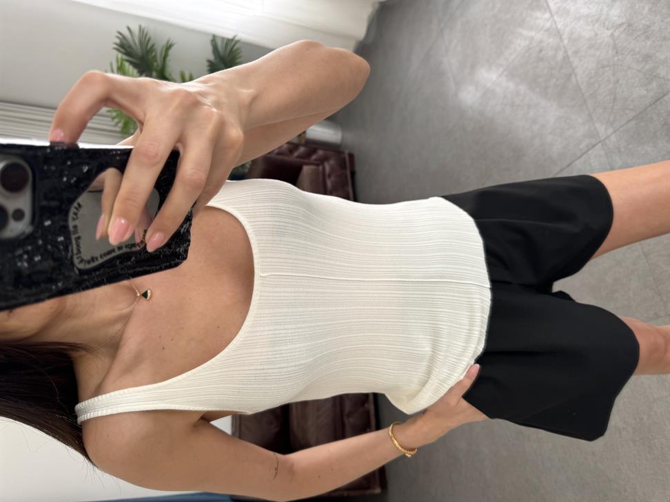 Beyaz Kolsuz İnce Dokulu Triko Bluz