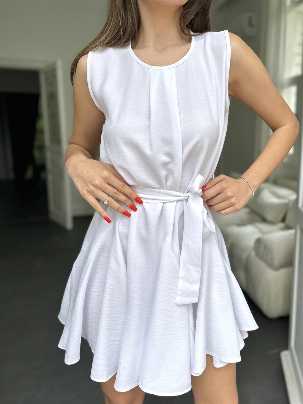 Beyaz Kolsuz Kuşaklı Elbise
