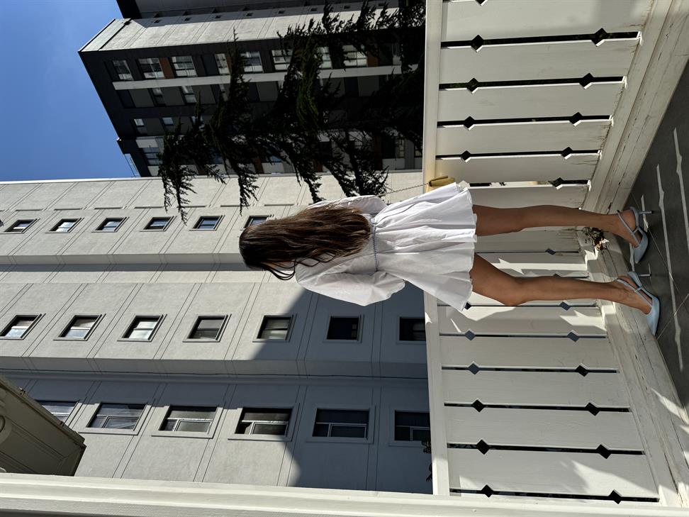 Beyaz Kuşaklı Volanlı Elbise