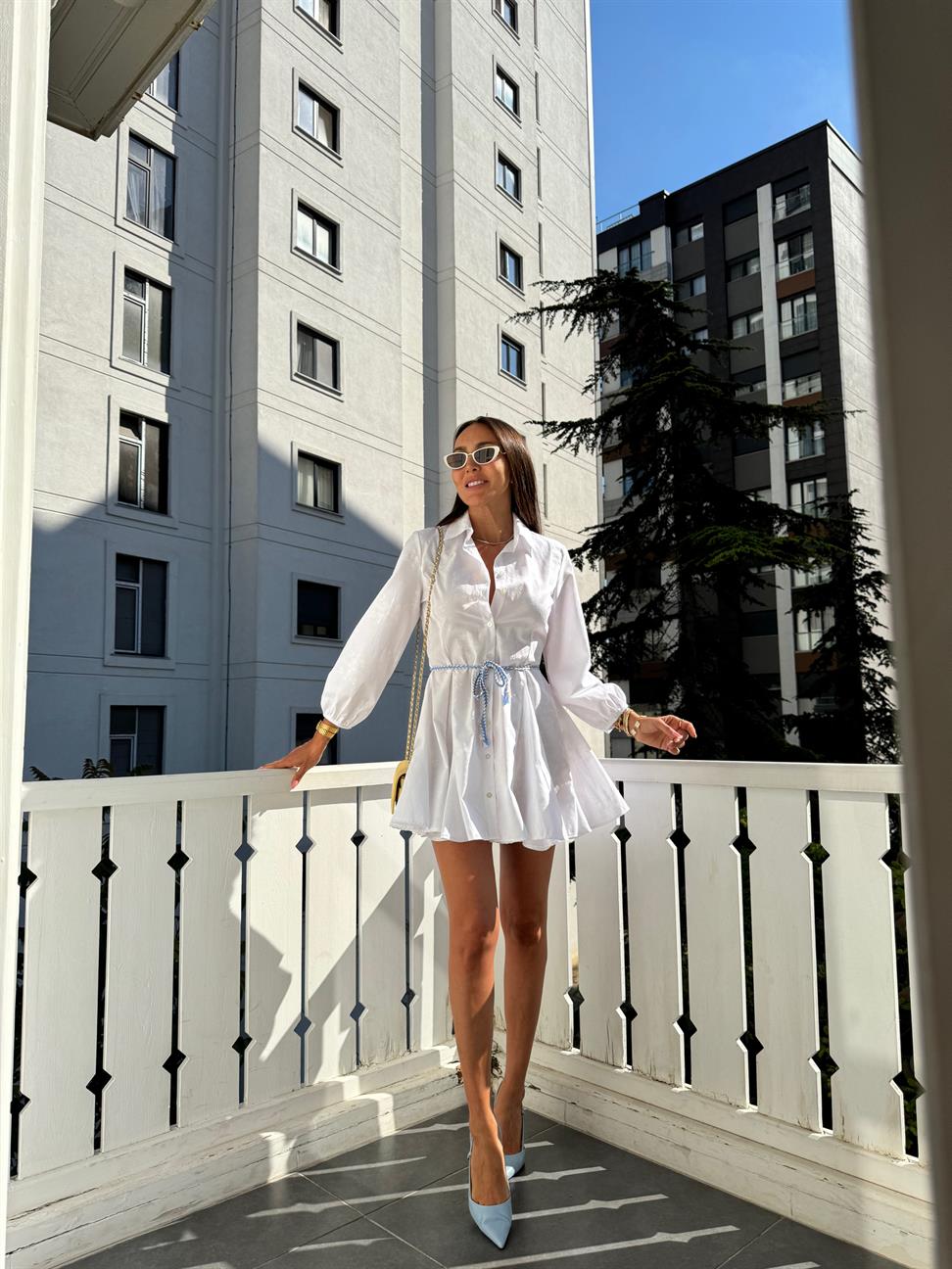 Beyaz Kuşaklı Volanlı Elbise